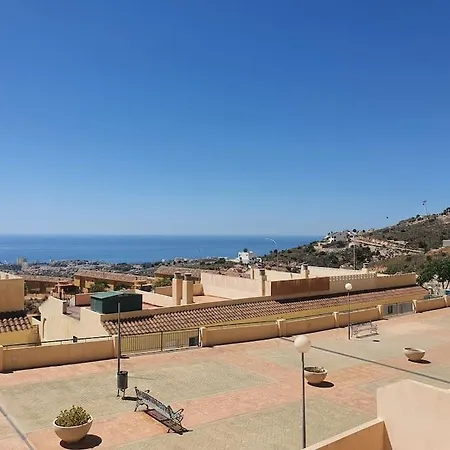 2 En Apartment *